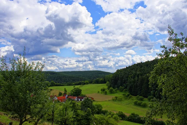 Prachtige Lucht Met Wolken Boven Stad Nabij Het Bos — Stockfoto