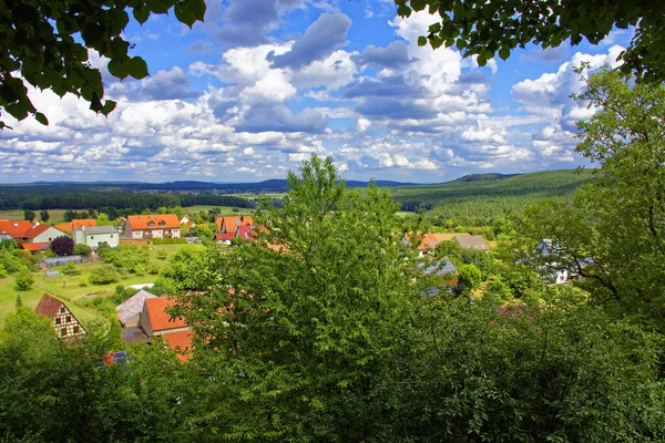 Gyönyörű Felhőkkel Város Felett Közel Erdőhöz — Stock Fotó