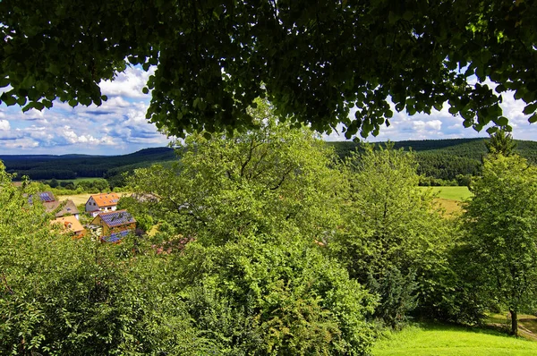 Prachtige Lucht Met Wolken Boven Stad Nabij Het Bos — Stockfoto