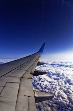 Bir uçaktan gökyüzünün güzel manzarası.