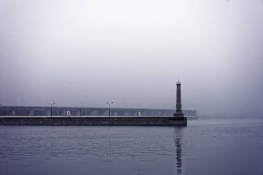 Sisli bir günde Dinyeper Nehri 'ndeki deniz feneri.