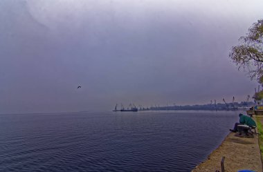 Sisli bir günde Dinyeper nehrinde Jetty ve nehir turnaları.