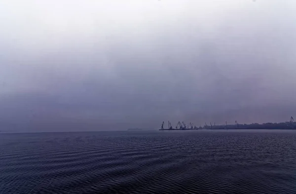 Gru Sul Molo Sul Fiume Dnieper Una Giornata Nebbiosa — Foto Stock