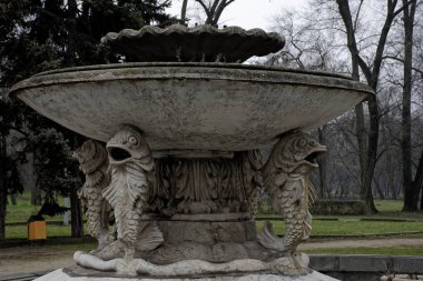 Boş bir sonbahar parkında terk edilmiş bir çeşme.