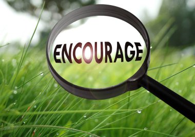 Büyüteç kelime ile çim zemin üzerine teşvik. Seçici odak