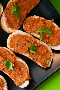 Baharatlı ton balıklı makarnalı sandviç ve malzemeler..