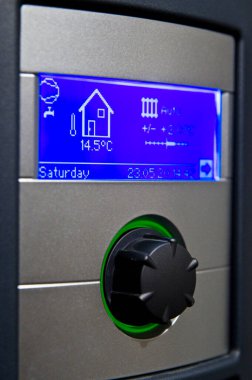 Ana ayarlı modern bir ısı pompa cihazının kontrol paneli. Ekoloji ve çevre kavramı. İngilizce.