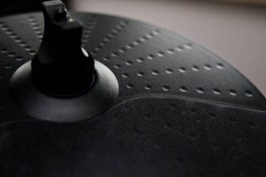 Modern siyah elektronik davul ya da e-davulun detaylı yakın çekimi. Modern ses enstrümanı soyut. Müzik ekipmanları.