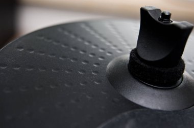 Modern siyah elektronik davul ya da e-davulun detaylı yakın çekimi. Modern ses enstrümanı soyut. Müzik ekipmanları.