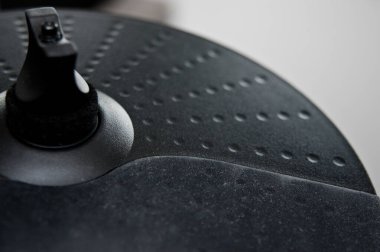 Modern siyah elektronik davul ya da e-davulun detaylı yakın çekimi. Modern ses enstrümanı soyut. Müzik ekipmanları.