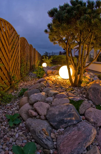 夜晚的家花园 被全球形状的灯照亮 装饰园艺和景观抽象 茂密的五月花 — 图库照片