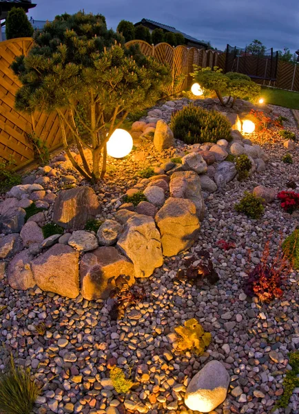 Huis Tuin Nachts Verlicht Door Globe Vormige Lichten Decoratieve Tuinieren — Stockfoto