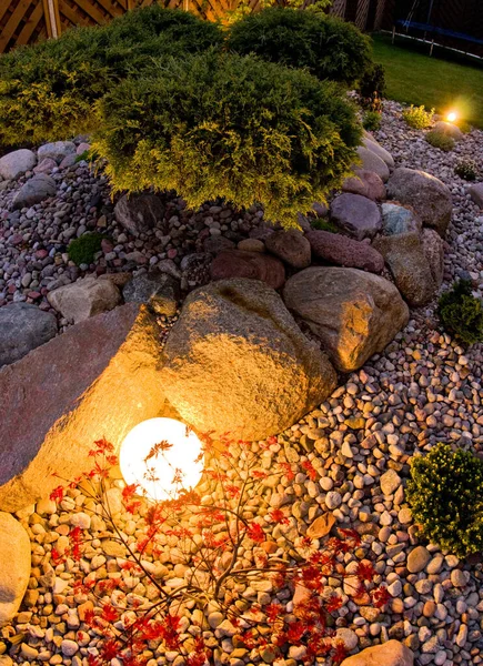 Κήπος Βράδυ Φωτίζεται Από Φώτα Σχήμα Σφαίρας Διακοσμητική Κηπουρική Και — Φωτογραφία Αρχείου