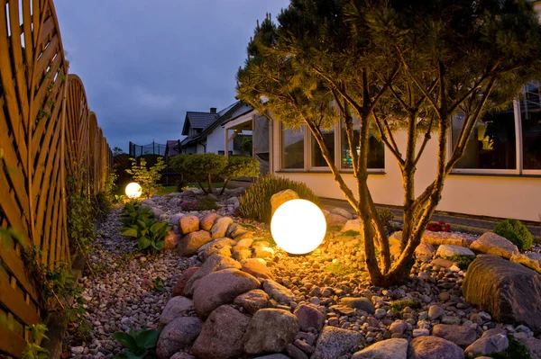 Hausgarten Der Nacht Beleuchtet Von Kugelförmigen Lichtern Dekorative Garten Und — Stockfoto