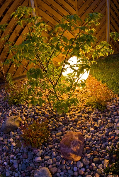 Huis Tuin Nachts Verlicht Door Globe Vormige Lichten Decoratieve Tuinieren — Stockfoto