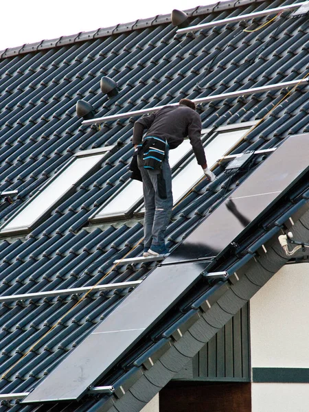 Hombre Instalando Nuevos Paneles Solares Techo Una Casa Privada Concepto —  Fotos de Stock