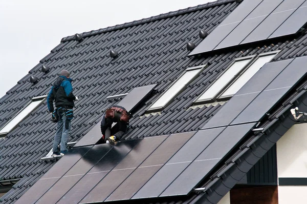 Hombres Instalando Nuevos Paneles Solares Techo Una Casa Privada Concepto —  Fotos de Stock