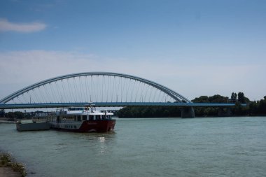 Tuna üzerindeki eski Apollo Köprüsü