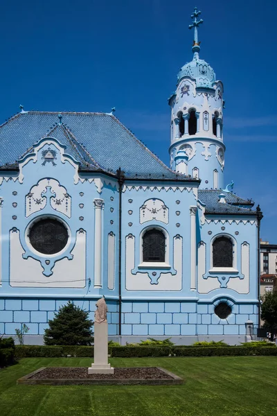 Gereja Biru di Bratislava Saint Elizabeth di musim panas — Stok Foto