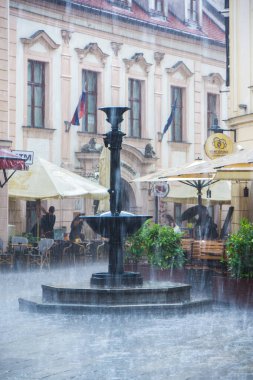 Bratislava 'daki tarihi merkezde sağanak yağmur