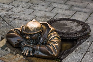 Bratislava 'nın tarihi merkezinde iş gören bir adam.