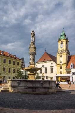 Bratislava merkezindeki eski belediye binası ve çeşme.