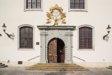 Bratislava merkezindeki eski belediye binasının girişi.