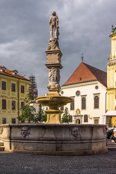 Σιντριβάνι στην κεντρική πλατεία μπροστά από το παλιό δημαρχείο bratislava — Φωτογραφία Αρχείου