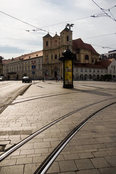 Skrzyżowanie z żelaznymi torami tramwajowymi przez bratislava — Zdjęcie stockowe