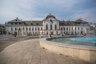 Bratislava Başkanlık Sarayı 'ndaki Grassalkovich Sarayı' nın önünde.