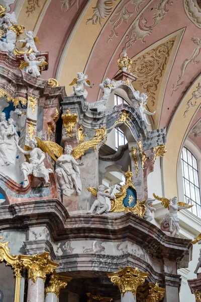 Kutsal Ruh 'un Dominik Kilisesi' nin sunaklarından birinin üst kısmı. Kartuş ve Vilnius, Litvanya 'da altın kanatlı birçok beyaz melek.