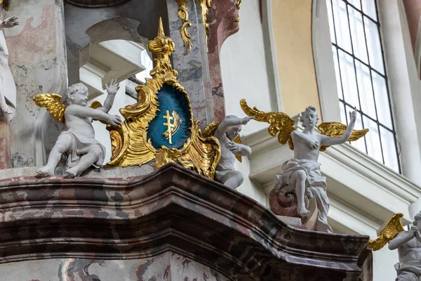 Detalj Rokokoaltarna Dominikanska Kyrkan Vilnius Litauen Korset Och Spannmålsskidan Karaff — Stockfoto