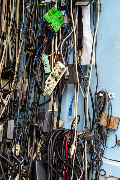 Satılık Piyasadaki Çeşitli Cihazlar Için Eski Kullanılmayan Güç Kabloları — Stok fotoğraf