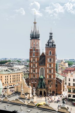 Gotik St. Mary Bazilikası ve şehir manzarası Krakow, Polonya Belediye Binası Kulesi 'nden