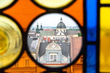 Krakow 'un Eski Kasabası' nın çatıları bir yaz günü Belediye Binası Kulesi 'nin renkli camlarından geçiyordu. Şeffaf Çemberde - St. Anne Kilisesi ve Apartman Evi 