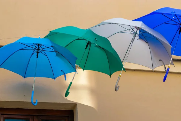 Зонты Разных Цветов Фоне Стены Солнечный Летний День Лазурные Зеленые — стоковое фото