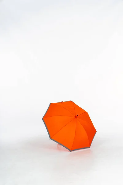 Открытый Оранжевый Зонтик Серыми Краями Фотостудии Белом Фоне Изолированный Белом — стоковое фото