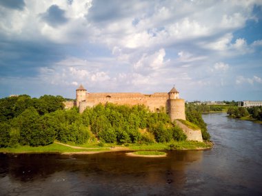 Rusya 'nın Ivangorod kentindeki Narva Nehri kıyısındaki eski kalenin Estonya' daki Narva kalesinden inanılmaz yaz manzarası. Boşluğu kopyala