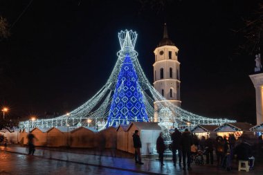 2019 Noel 'i için en güzel Noel ağacına sahip katedral meydanı ve 2020 yılbaşı gecesi Vilnius Litvanya' da Avrupa 'da. Madalyalı Noel ağacı satranç oyunundaki 14.-15. yüzyıl kraliçe figürüne benziyor.