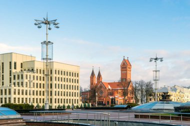 Kışın Minsk, Belarus 'taki Independence Meydanı' nın bir parçası. Solda Hükümet Binası, merkezde - Azizler Katolik Kilisesi Simon ve Helena. Sağ tarafta, yeraltı dükkânı ve çeşmenin çatı pencereleri var..