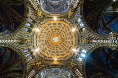 Siena, İtalya - 13 Nisan 2017: Tuscany 'de güneşli bir günde Ortaçağ Katedrali' nin İçi. Tablolar, heykeller ve vitray pencereli kubbe ve tavan.