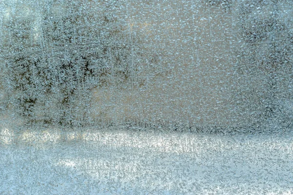 在一个阳光明媚的冬日里 窗后的水花斑斓 窗玻璃上结满了霜 有着令人印象深刻的自然图案 抽象的背景纹理 — 图库照片