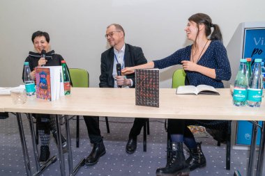 Vilnius, Litvanya - 22 Şubat 2019: Uluslararası Vilnius Kitap Fuarı 20. kuruluş yıldönümünü kutladı. Baltık devletlerinin en büyük kitap fuarıdır. Litvanyalı partizanlar hakkında bir kitap sunumu