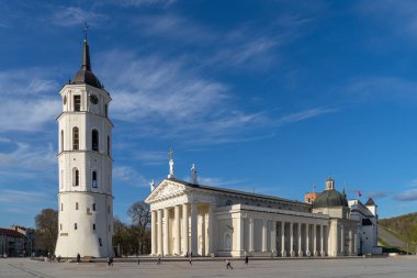 Litvanya 'nın başkenti Vilnius' taki ana kilise ve en önemli meydan: St. Stanislaus Katedral Bazilikası ve St. Ladislaus ve akşam Katedral Meydanı 'ndaki çan kulesi.