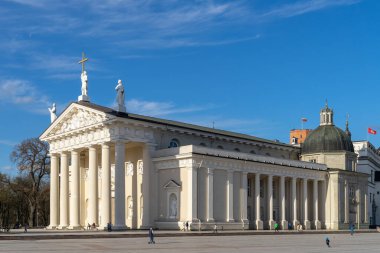 Litvanya 'nın ana kilisesi - St. Stanislaus Katedral Bazilikası ve Vilnius St Ladislaus Katedral Meydanı' nın güneybatı tarafından güneşli bir bahar akşamında