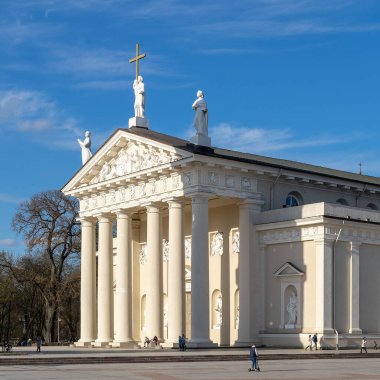 Litvanya 'daki ana kilisenin cephesi - Saint Stanislaus Katedral Bazilikası ve Vilnius Aziz Ladislaus. Güneşli bir bahar akşamında Katedral Meydanı