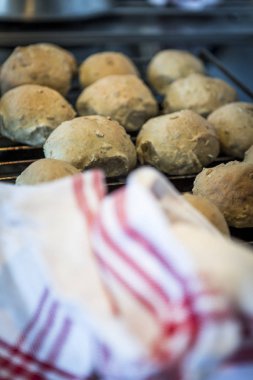 çörekler bir plaka üzerinde