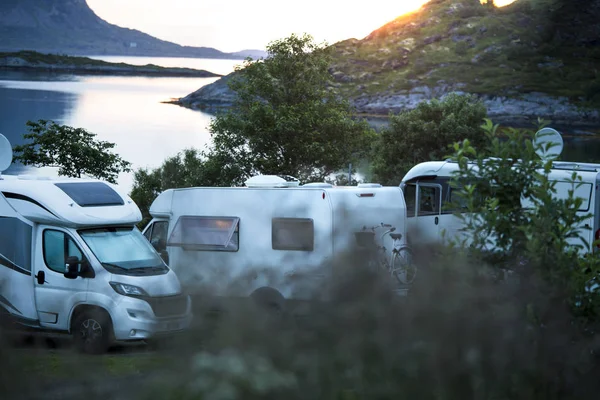Camping-cars au coucher du soleil au bord de la mer . — Photo