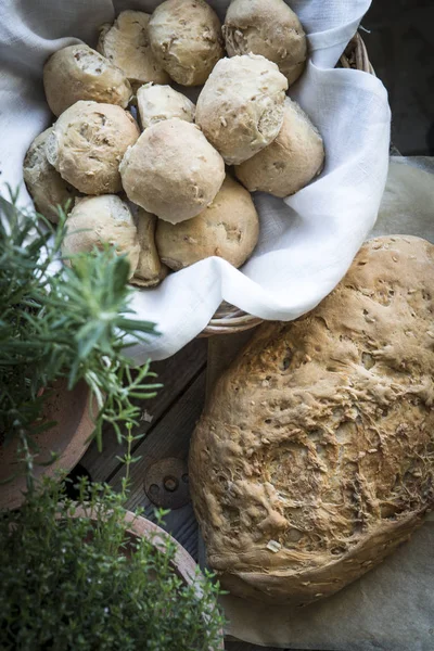 Pão e pães caseiros frescos . — Fotografia de Stock