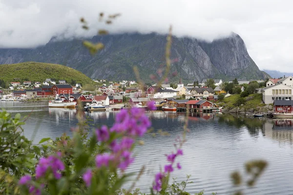 Cidade pequena em Lofoten Islands — Fotografia de Stock